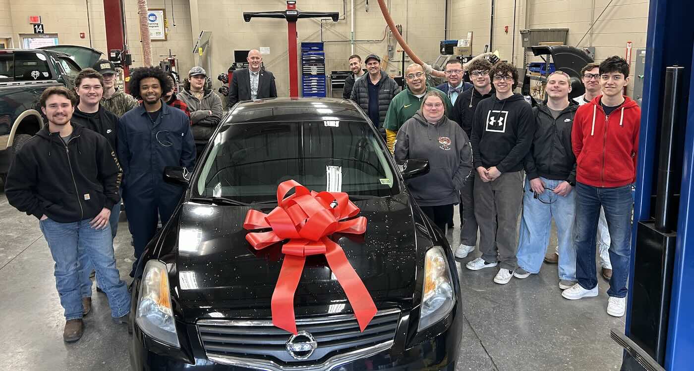 High School Students Fix Cars and Give to Single Moms