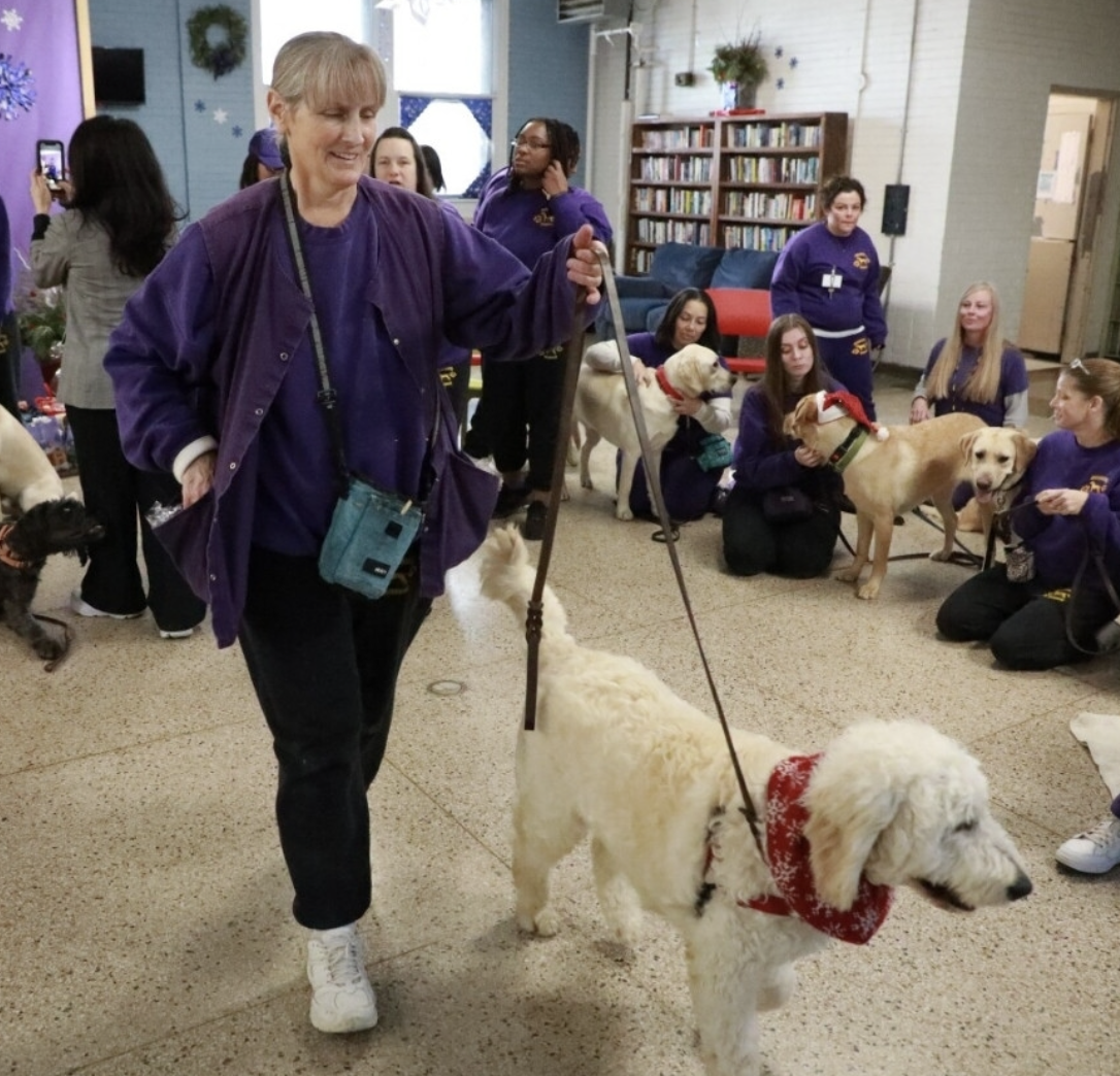 This Illinois Women's Prison Teaches Inmates to Train Service Dogs